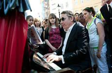 Sing London Street Pianos – Jools Holland